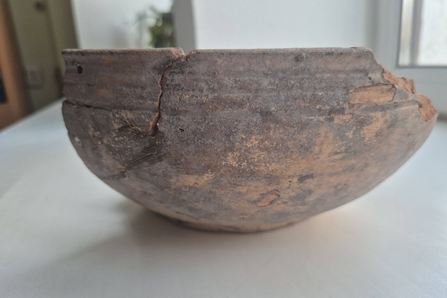 Директор історичного музею Дніпра наочно показав, як наші пращури ставилися до посуду