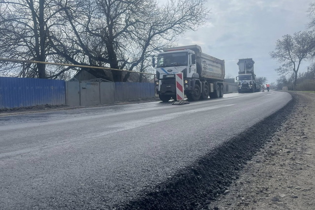 На Днепропетровщине продолжается ремонт дорог: работают 14 бригад