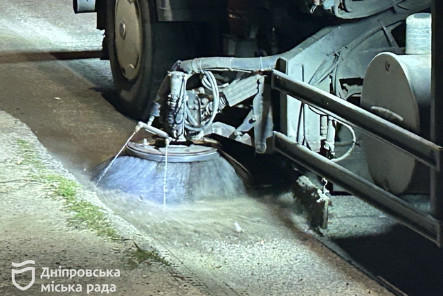 Пока город спит, коммунальщики Днепра каждую ночь убирают дороги