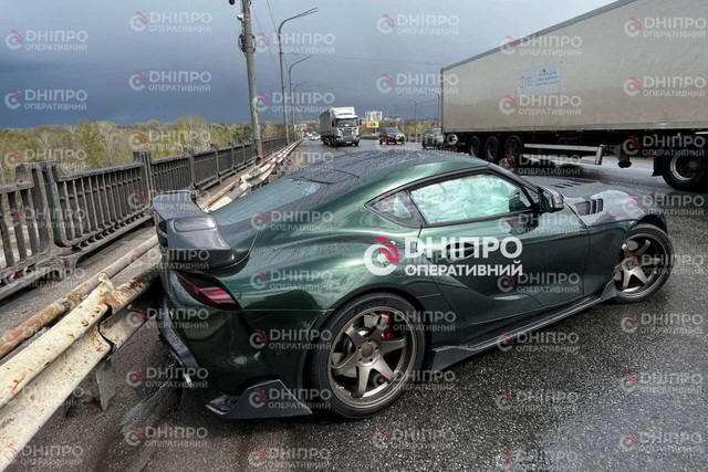У Дніпрі на Кайдацькому мосту Toyota Supra влетіла у відбійник: відео моменту ДТП
