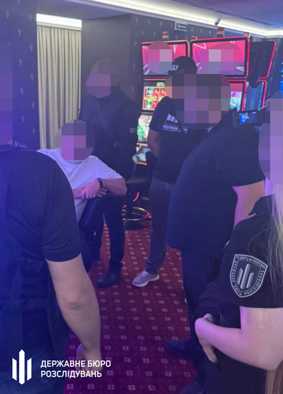 Пішов на лікарняний, щоб пограти в казино — ДБР завершило ще один епізод щодо офіцера ЗСУ, який допомагав депутатці облради зі «службою»