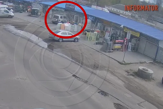 Видео момента: в Днепре на Большой Диевской Mitsubishi въехал в магазин, пострадал мужчина