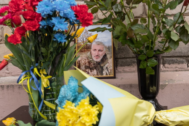 Погиб, спасая побратимов: в Днепре открыли мемориальную доску Игорю Сологубу