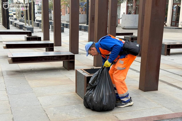 У Дніпрі триває весняне прибирання доріг