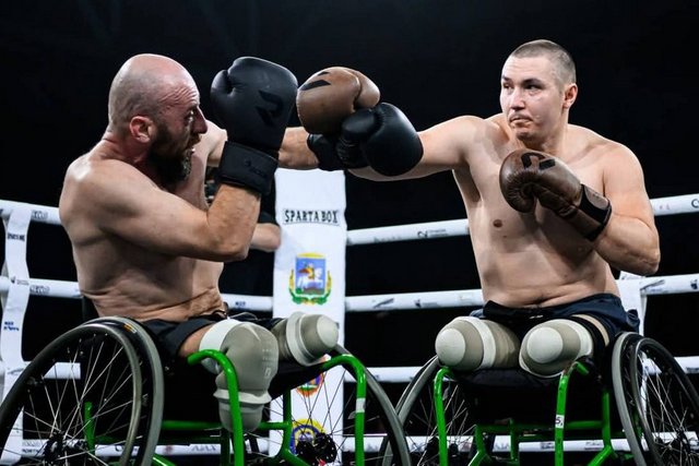 Поєдинок Павла Кушнірова та Юрія Кравчука (праворуч). Facebook/ДТЕК Павлоградвугілля Колишній шахтар з Дніпропетровщини Юрій Кравчук став чемпіоном України з боксу серед ветеранів