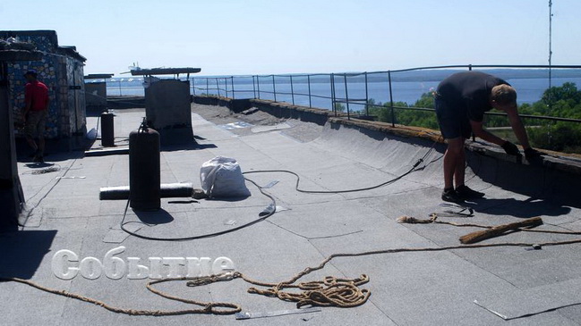 Проблемы текущих кровель в жилых домах Каменского постепенно решаются