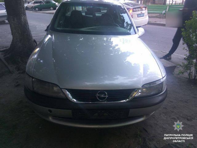 Патрульні затримали чоловіка, який пошкодив автомобіль через ревнощі