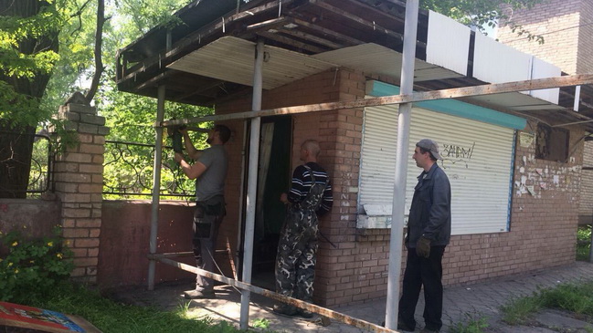 У Кам'янському триває демонтаж незаконно встановлених тимчасових споруд