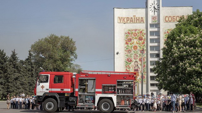 Шланги, дети, у вас на дачах, а это - пожарный рукав!