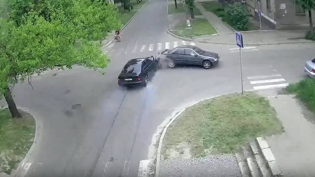 В Каменском Peugeot протаранил BMW