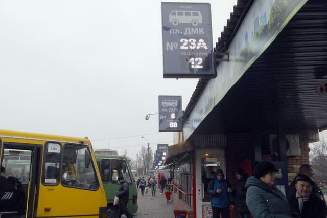 В Каменском неизвестные целились в полный людей пассажирский автобус