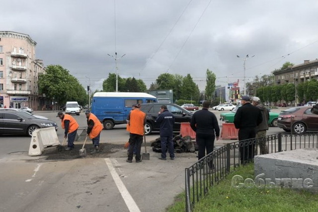 Дыру на Майдане Героев в Каменском устраняют