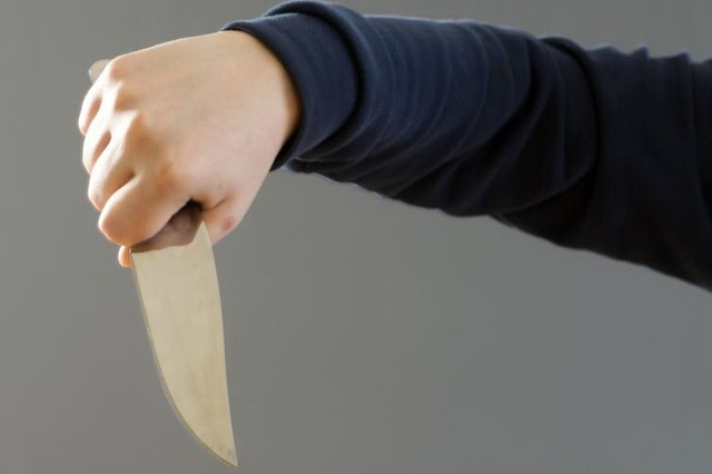 В Каменском несовершеннолетний в ответ на удар кулаком нанес знакомому 6 ножевых ранений