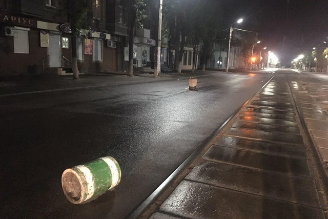 В Каменском 18-летние пьяные парни разбрасывали мусор, а урны выбросили на проезжую часть проспекта Т.Шевченко