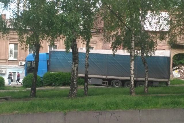 В Днепре на проспекте Александра Поля «взбесившийся» грузовик выскочил на тротуар