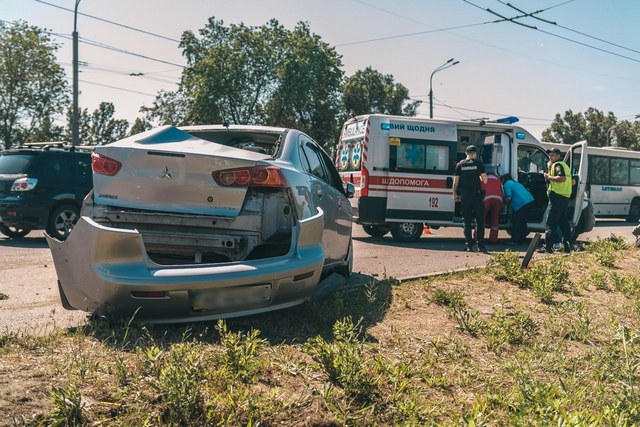 В Днепре на Набережной Заводской Mitsubishi врезался в столб: есть пострадавшие