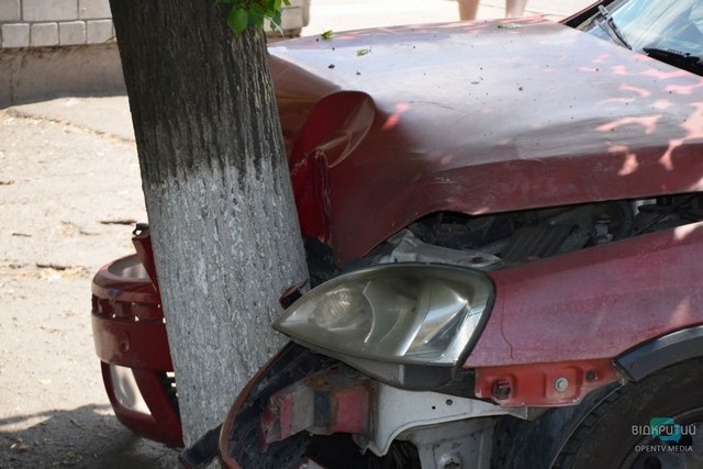 В Днепре Opel «влетел» в дерево: есть пострадавшие