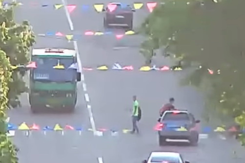 В Каменском автомобиль на пешеходном переходе сбил несовершеннолетнего