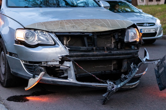 В Днепре на Щепкина Mitsubishi столкнулся с Volkswagen и перевернулся