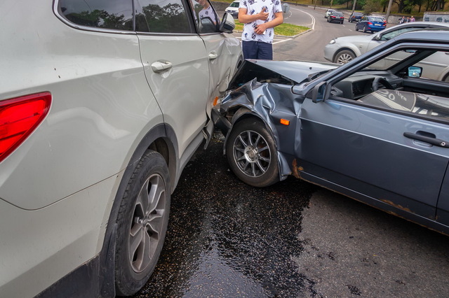 В Днепре возле Мерефо-Херсонского моста столкнулись Hyundai и ВАЗ