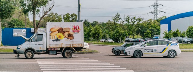 Возле Ледовой арены столкнулись Renault и машина Хлебзавода