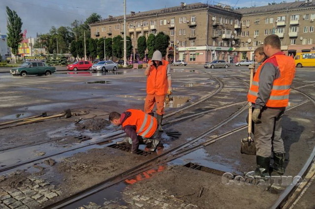 В Каменском прочищают ливневки