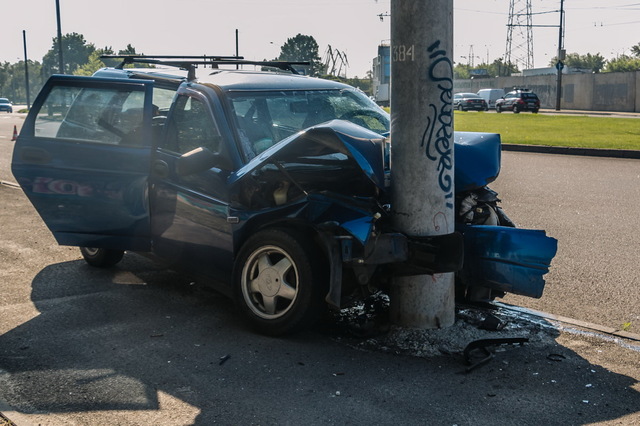 В Днепре на Набережной Заводской ВАЗ влетел в столб: пострадал мужчина