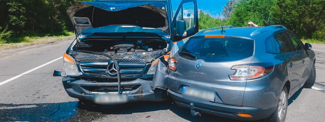 В Днепре на Полтавском шоссе Mercedes въехал в Renault