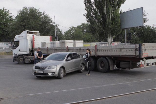 На Донецком шоссе не поделили дорогу фура и Skoda: движение затруднено