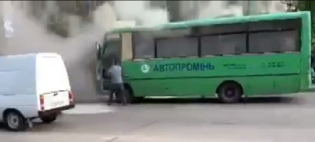 В Днепре на проспекте Героев на ходу загорелась маршрутка № 152