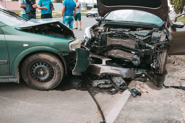 В Днепре на Генерала Захарченко Kia и Opel столкнулись «лоб в лоб»