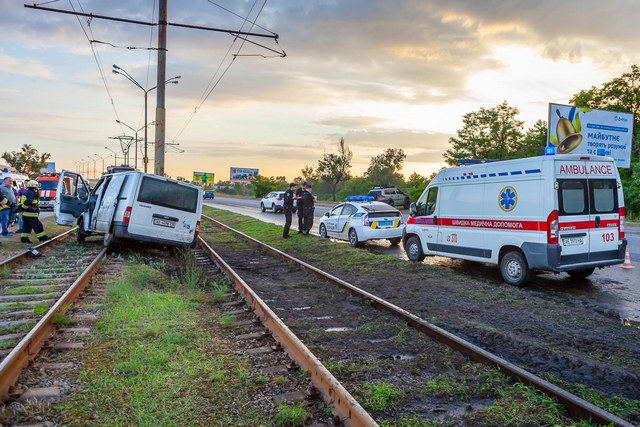 В Днепре возле Кайдакского моста Ford вылетел на рельсы и врезался в столб: пострадала женщина