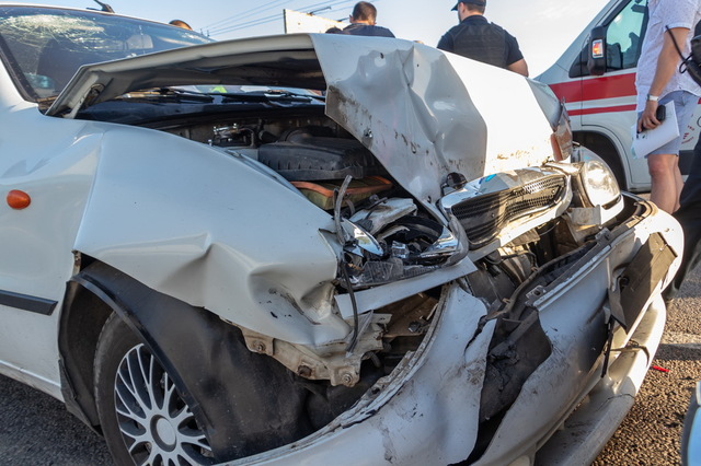 В Днепре на Набережной Заводской Daewoo врезался в Volvo: пострадали два парня