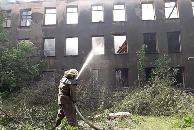 В Каменском горело заброшенное здание