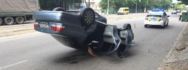 В Днепре на проспекте Мазепы перевернулся автомобиль Samsung: пострадали мужчина и ребенок