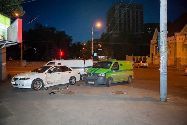 В центре Днепра Honda въехала в автомобиль инкассаторов