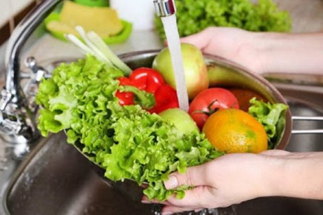 Как правильно обрабатывать продукты и можно ли от них заразиться коронавирусом?