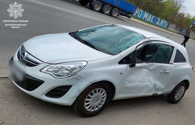 В Днепре грузовик протаранил Opel и здание шиномонтажа