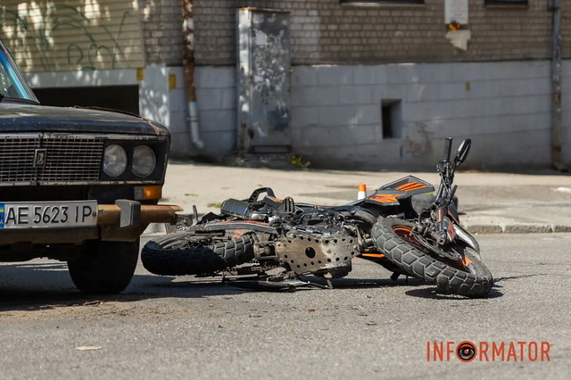 В Днепре на Паторжинского ВАЗ сбил курьера: мужчину госпитализировали