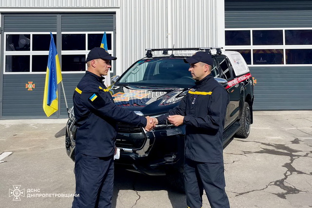 Никопольские спасатели получили от партнеров мощный спасательный автомобиль