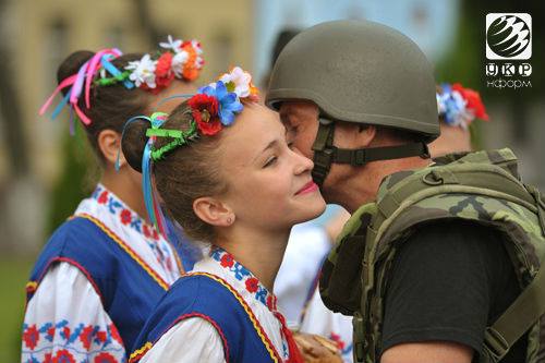 Украинки записали обращение к солдатам на Донбассе: Герои - это вы!