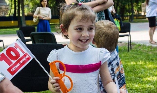 Фото: Сергей Марченко «Круг защиты»: полиция и спасатели устроили флешмоб ко Дню защиты детей