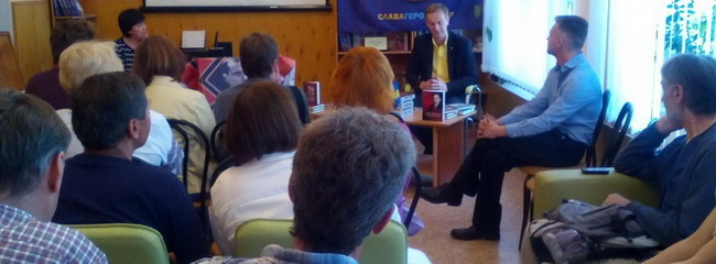 В Каменское привезли книги о Степане Бандере