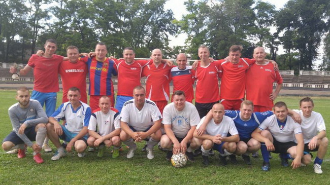 На фото команды В Каменском прошел кубок города по футболу, посвященный Сергею Лесному и Владимиру Жаркову