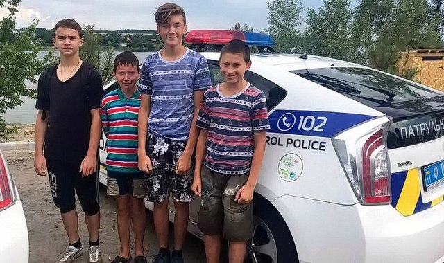 Допрыгались: четверо подростков плыли по Днепру на оторвавшемся пирсе