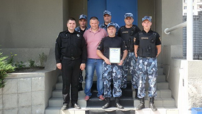 В Каменском трое пьяных парней забрали гитару у подростка