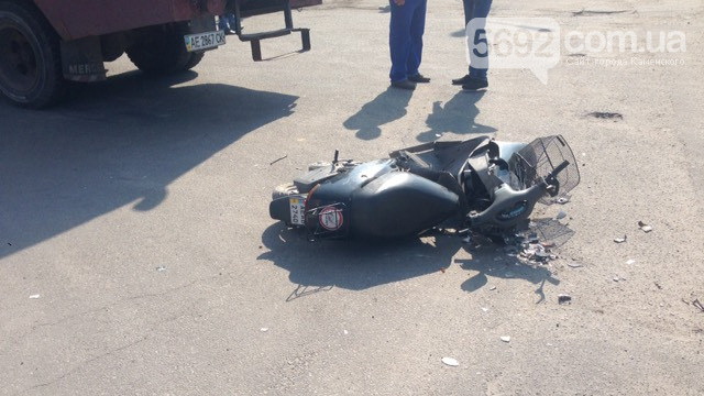 В Каменском водитель «Горводоканала» сбил мопедиста