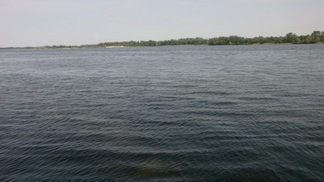 В Каменском в «пенсионном заливе» спасли мужчину с ребенком, упавших в воду с надувного матраса