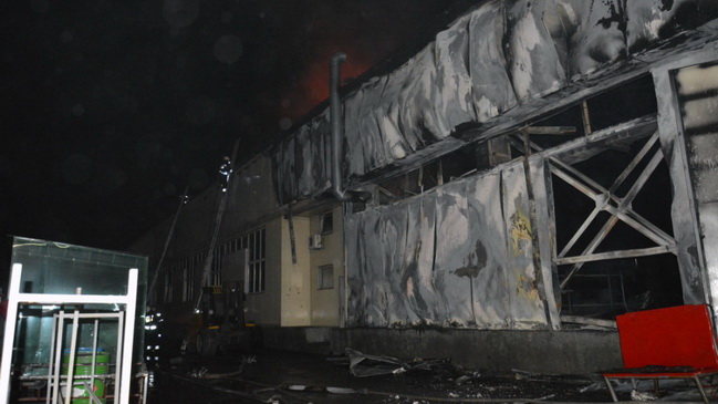 В Днепре ликвидировали пожар в производственном цехе