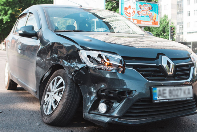 В Днепре на проспекте Поля столкнулись Renault и BMW: мужчину забрала скорая
